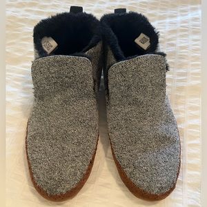 TOMS Black Houndstooth fur-lined Slippers